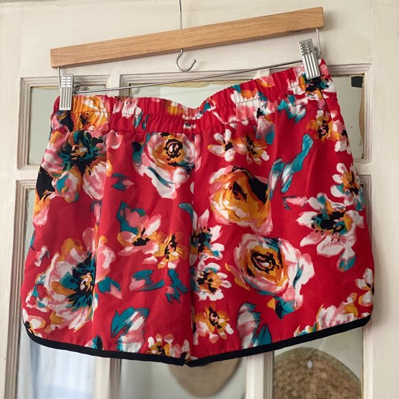 Forever 21 Dolphin Hem Contrast Stitch Floral Shorts - Picture 3 of 4